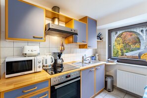 Kylskåp, mikrovågsugn, ugn och spishäll