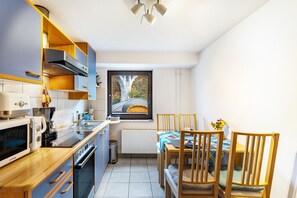 Kylskåp, mikrovågsugn, ugn och spishäll