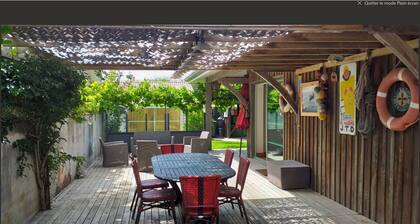 maison bois bord de mer a proximité de la plage