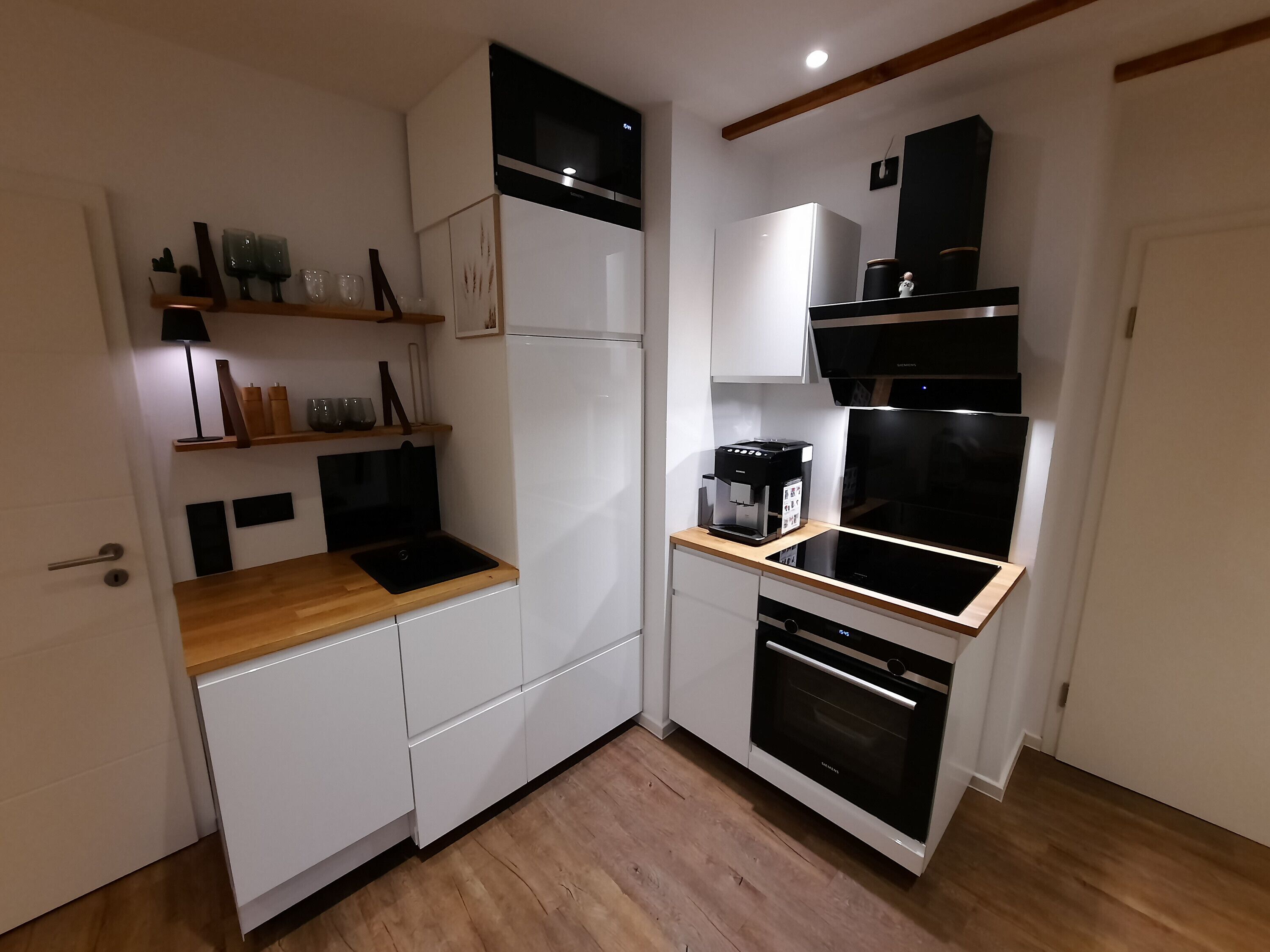 Kühlschrank, Mikrowelle, Ofen, Herdplatte