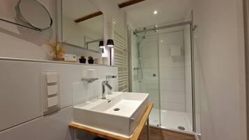 Dusche, Haartrockner, Handtücher