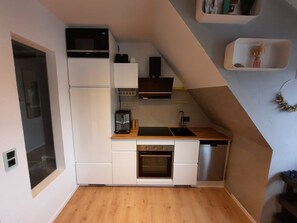 Frigorifero, microonde, forno, piano cottura