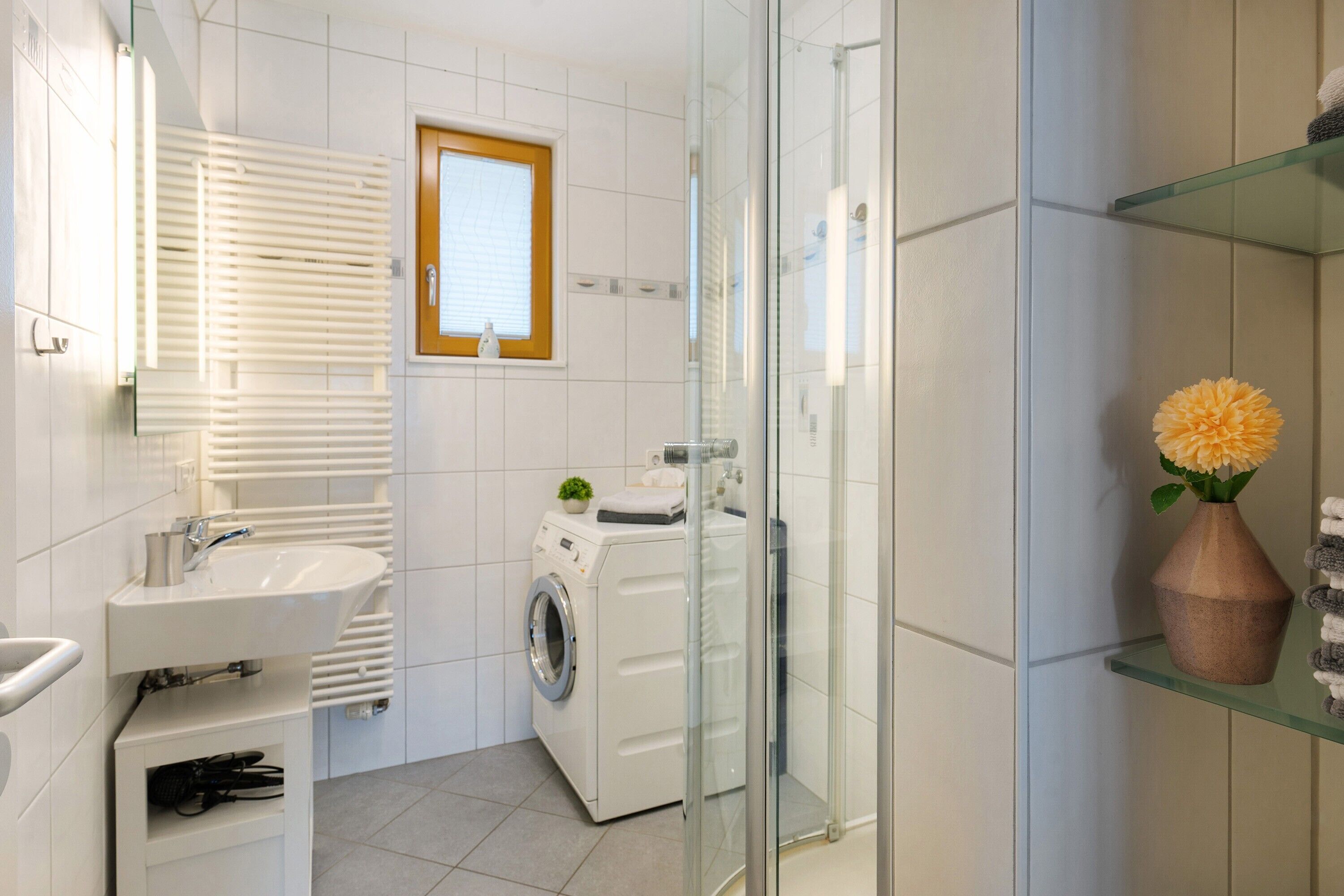 Dusche, kostenlose Toilettenartikel, Haartrockner, Handtücher