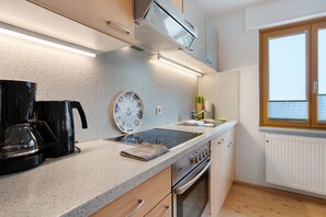 Kylskåp, ugn, spishäll och diskmaskin