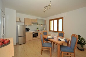 Fridge, oven, stovetop, dishwasher - Apartment 'Refugium' with Outdoor Seating and Wi-Fi (Karlsbad)