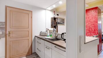 Kühlschrank, Mikrowelle, Ofen, Herdplatte