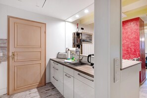 Frigorífico, microondas, horno y placa de cocina