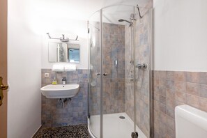 Shower, hair dryer, towels - Apartment 'Ferienwohnung Föhr' with Shared Terrace, Shared Garden and Wi-Fi (Dagebüll)