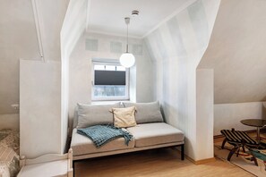 Una televisión, un reproductor estéreo