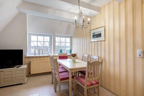 Dining - Apartment 'Ferienwohnung Amrum' with Terrace, Shared Garden and Wi-Fi (Dagebüll)