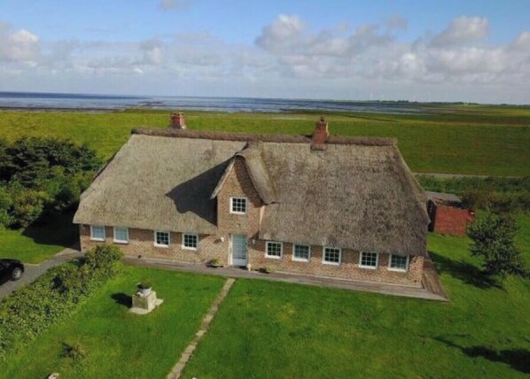 Exterior - Apartment 'Ferienwohnung Amrum' with Terrace, Shared Garden and Wi-Fi (Dagebüll)