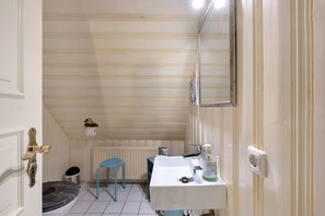 Shower, hair dryer, towels - Apartment 'Ferienwohnung Amrum' with Terrace, Shared Garden and Wi-Fi (Dagebüll)
