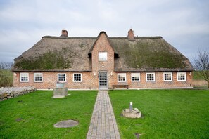 Exterior - Apartment 'Ferienwohnung Sylt' with Terrace, Shared Garden and Wi-Fi (Dagebüll)