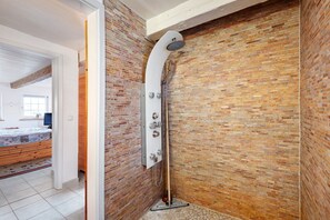Shower, hair dryer, towels - Apartment 'Ferienwohnung Sylt' with Terrace, Shared Garden and Wi-Fi (Dagebüll)