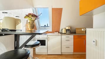 Frigorífico, horno, placa de cocina y cafetera o tetera