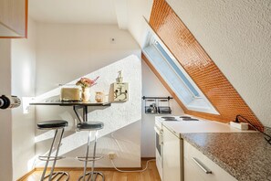 Fridge, oven, stovetop, coffee/tea maker