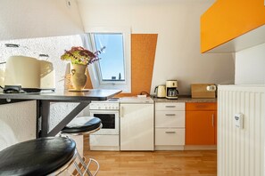 Refrigerador, horno, parrilla de estufa y cafetera y tetera 