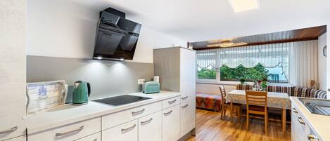 Fridge, oven, stovetop, dishwasher