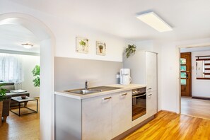 Een koelkast, een oven, een kookplaat, een vaatwasser