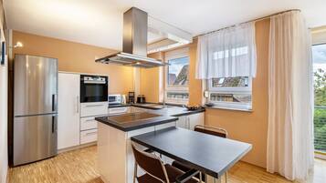 Een koelkast, een magnetron, een oven, een kookplaat