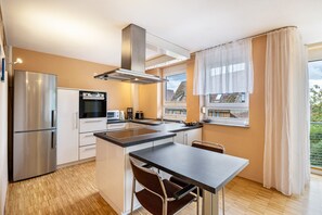 Een koelkast, een magnetron, een oven, een kookplaat