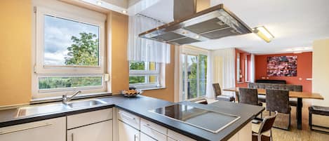 冷蔵庫、電子レンジ、オーブン、コンロ