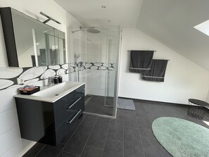 Een douche, een haardroger, handdoeken