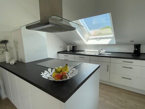 Frigorifero, microonde, forno, piano cottura