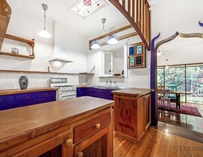 Microwave, oven, stovetop - 1 bed room House between Unley & Norwood.
Leafy, private, clean. Sleeps 6
(Myrtle Bank)