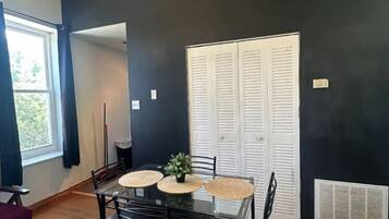 Basic Apartment, 2 Bedrooms, Non Smoking | In-room dining