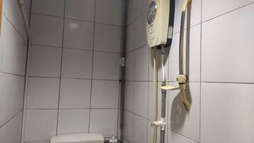 Dusj, regndusjhode, toalettartikler (inkludert) og bidé