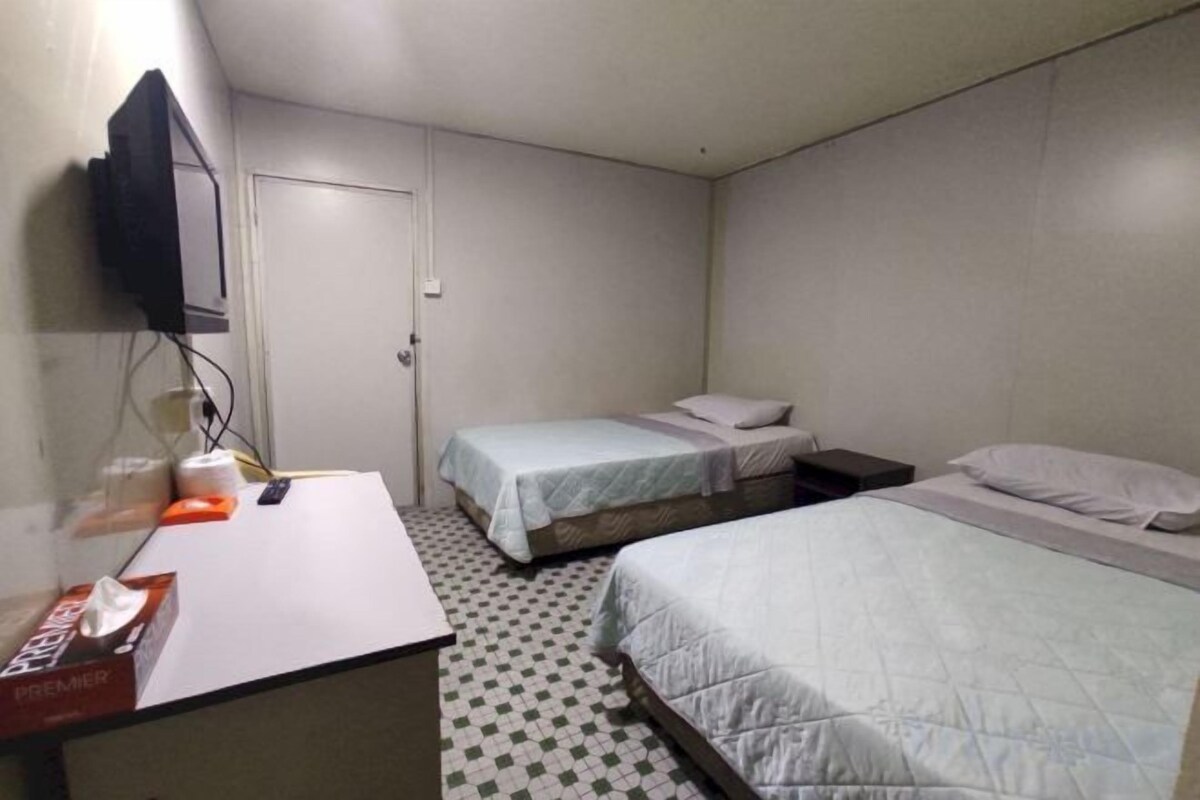 Espacio para trabajar con un portátil, wifi gratis, ropa de cama
