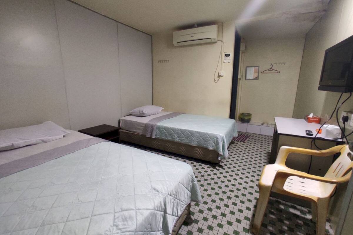 Standard Twin Room | Laptop workspace, WiFi (free), bed sheets