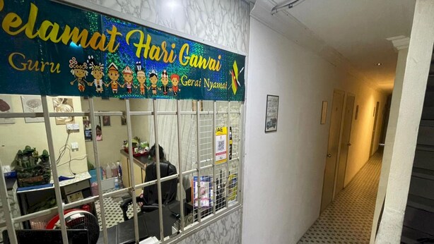 A hallway with a sign reading "Pelamat Hari Gawai" and "Guru Gerai Nyamai". - Hotel O 59 (Sibu)