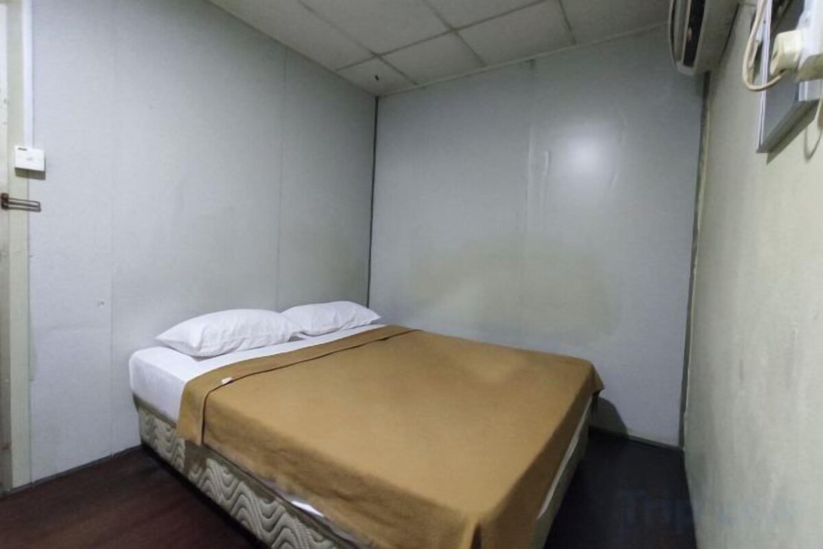 Espacio para trabajar con un portátil, wifi gratis, ropa de cama