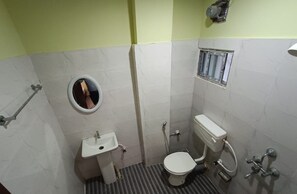 Een douche, een regendouche, gratis toiletartikelen, handdoeken