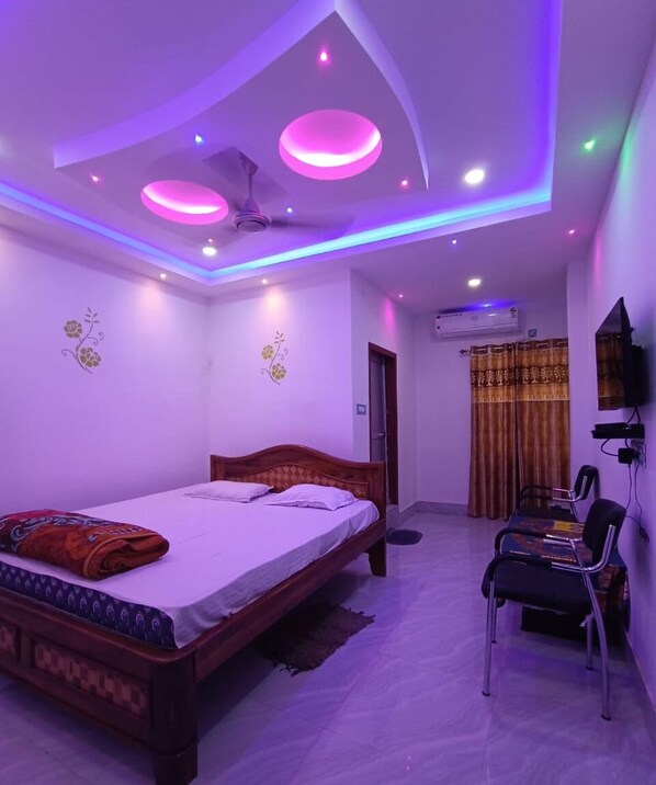 Premium bedding, desk, laptop workspace, bed sheets - Hotel Maa Bharati  (Guwahati)