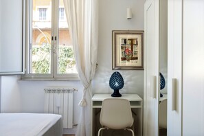 4 makuuhuonetta, työpöytä, silitysrauta/-lauta, vauvan matkasänky