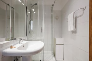 Douche, sèche-cheveux, bidet, serviettes fournies