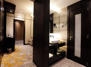Suite | Bathroom | Bathtub, free toiletries, hair dryer, slippers - Freesia Hotel (Riyadh)