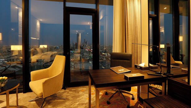 Deluxe Room, Balcony, City View | Peti besi dalam bilik, meja, ruang kerja komputer riba 