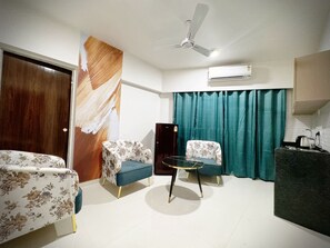 Mini-Kühlschrank, Mikrowelle, Ofen, Wasserkocher