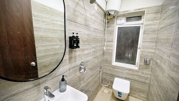 Regadera, amenidades de baño gratuitas, secadora de cabello, pantuflas