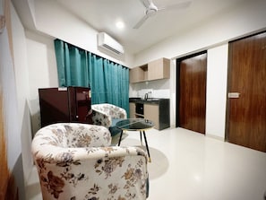 2 quartos, cofres nos quartos, escrivaninha, cortinas blackout