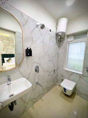 Douche, articles de toilette (gratuits), séchoir à cheveux, pantoufles