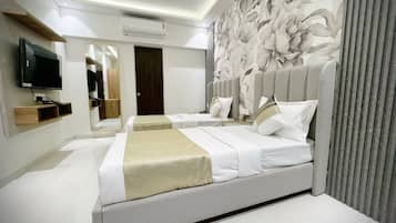 Camera Deluxe con letto matrimoniale o 2 letti singoli | 2 camere, una cassaforte in camera, una scrivania, tende oscuranti