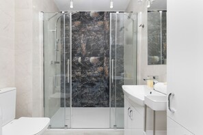 Studio, Balcony | Bathroom | Shower, towels - Sunny Apartment With Parking by Renters (Sopot)