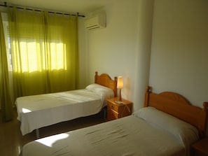 2 bedrooms, bed sheets - P. Maritimo 40 Frontal LEK (Peñiscola)