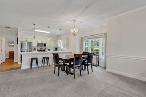 Signature Condo, 3 Bedrooms, Balcony, Golf View | In-room dining