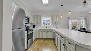 Signature Condo, 3 Bedrooms, Balcony, Golf View | Private kitchen | Fridge, microwave, oven, stovetop